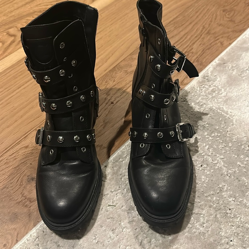 Super cute black combat style boots!😍